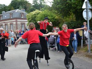 28 juin - Le chapiteau et les démonstrations de cirque à l'Auberge