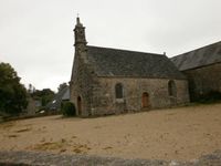 La partie nord du chemin, chapelle à La Feuillée, l'église de La Feuillée