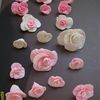 Petite production de fleurs en porcelaine froide