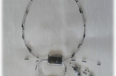 Collier gris et noir