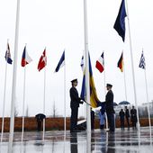 Le drapeau de la Suède, 32e membre de l'Otan, a été hissé au siège de l'Alliance