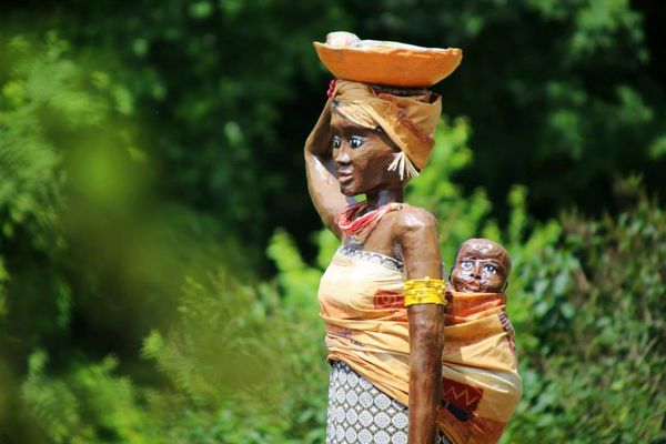 Femme africaine à l'enfant