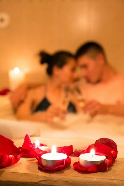 un couple qui passe un moment romantique dans une baignoire