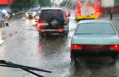 Conduire sa voiture sous la pluie : quelques précautions à prendre 