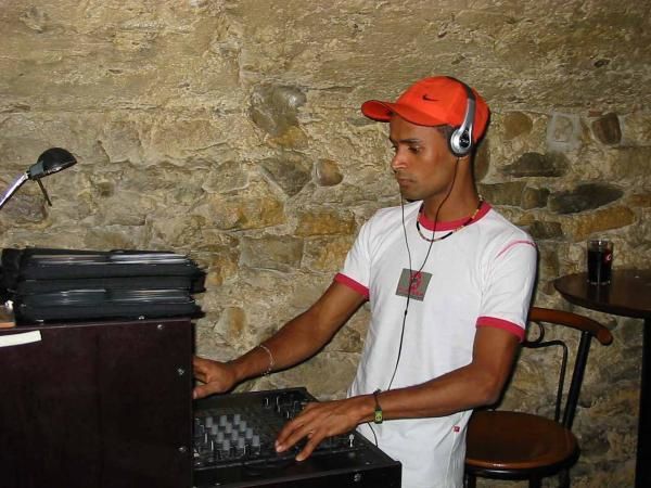 Longtemps, les dimanches soir du Since Pub se souviendront de Dj Robson animant ses soirées "Pagode", pour le plus grand plaisir des Brésiliens et de tous les Lyonnais amateurs de rythmes MPB, Axé, Samba, Bossa Nova, Pagode, Forro, Funk brésilien, etc.