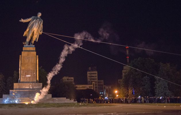 A Kharkov, la plus grande statue de Lénine en Ukraine abattue par des militants néo-nazis