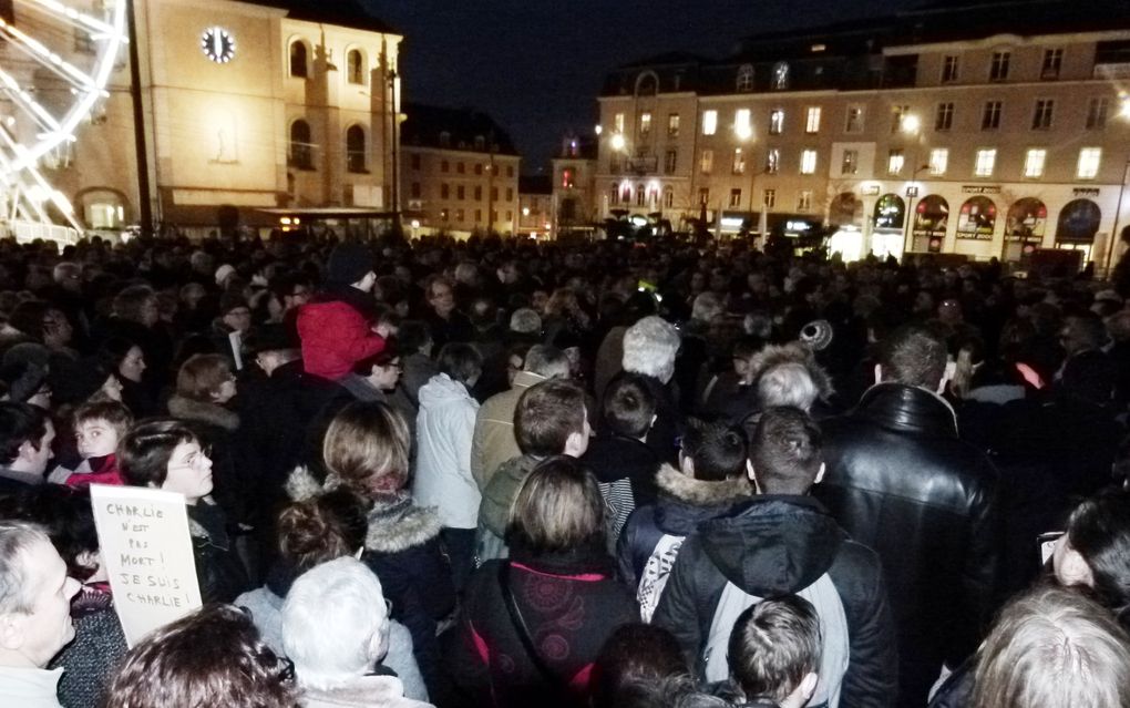 Bel élan spontané de solidarité : nous étions très nombreux ce soir au Mans (comme dans des centaines de villes en Farnce et dans le monde) à témoigner notre sentiment d'horreur et notre solidarité suite à l'attentat terroriste (un véritabl