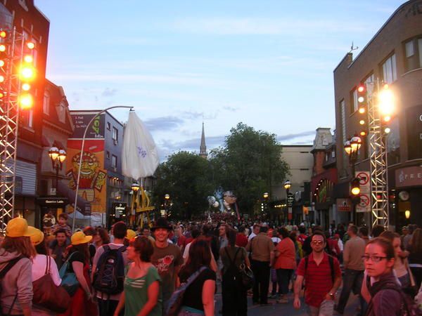 Festival Juste Pour Rire de Montréal.
Les spectacles de rue.
Parade d'ouverture
