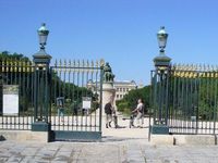 De gauche à droite et de haut en bas : La Rue de Rennes / L' entrée du Sénat de la Rue de Vaugirard / La Place Edmond Rostand / La Rue Soufflot / L' Institut du Monde Arabe / L' entrée du Jardin des Plantes / La Place Valhubert / La Cité de la Mode et du Design / L' Avenue de France 