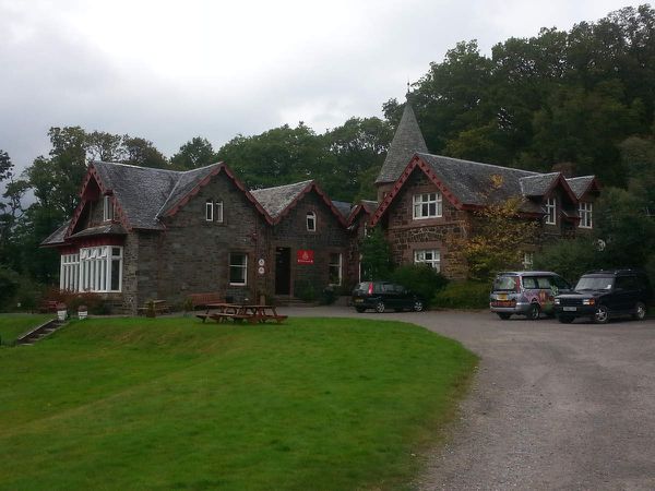 La seconde étape se déroule en partie sur le bord est du Loch Lomond. Nuit au Youth Hostel de Rowardennan. Les 31km ont été parcourus sous un ciel couvert mais doux. Rowardennan est un lieu-dit où il n'y a que l'auberge aux milieu de la forêt au bord du Loch. Le Yes pour l'indépendance de l'Ecosse était visible sur tout le trajet. Les ruraux écossais étaient largement en faveur du oui. Malheureusement, c'est le non qui l'a  emporté à 55%.