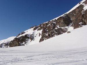 On poursuit direction NW vers la Remointse du Sex Blanc (2417m), et l'on rejoint le petit col à l'E de la cabane des Aiguilles Rouges, à 2800m d'altitude.