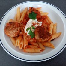 Boulettes sauce tomate, penne, basilic, burrata de Cyril Lignac dans tous en cuisine