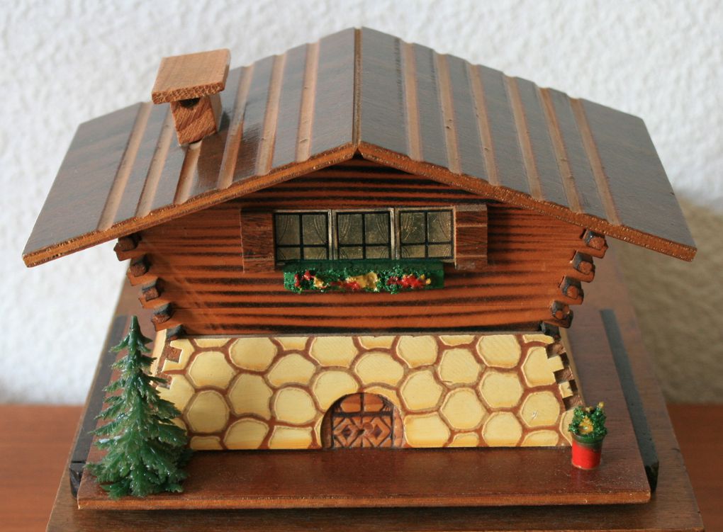 Souvenirs des années 50 ces chalets miniatures sont aussi des objets du fumeur : à découvrir...