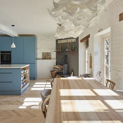 Une maison de campagne en bleu, blanc et bois