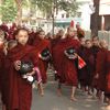 Birmanie ! Mandalay ... Le rituel de l'aumône