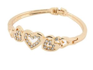 Un bracelet plaqué or au trois cœurs ornés de cristaux. C'est un article qui est disponible en dropshopping
