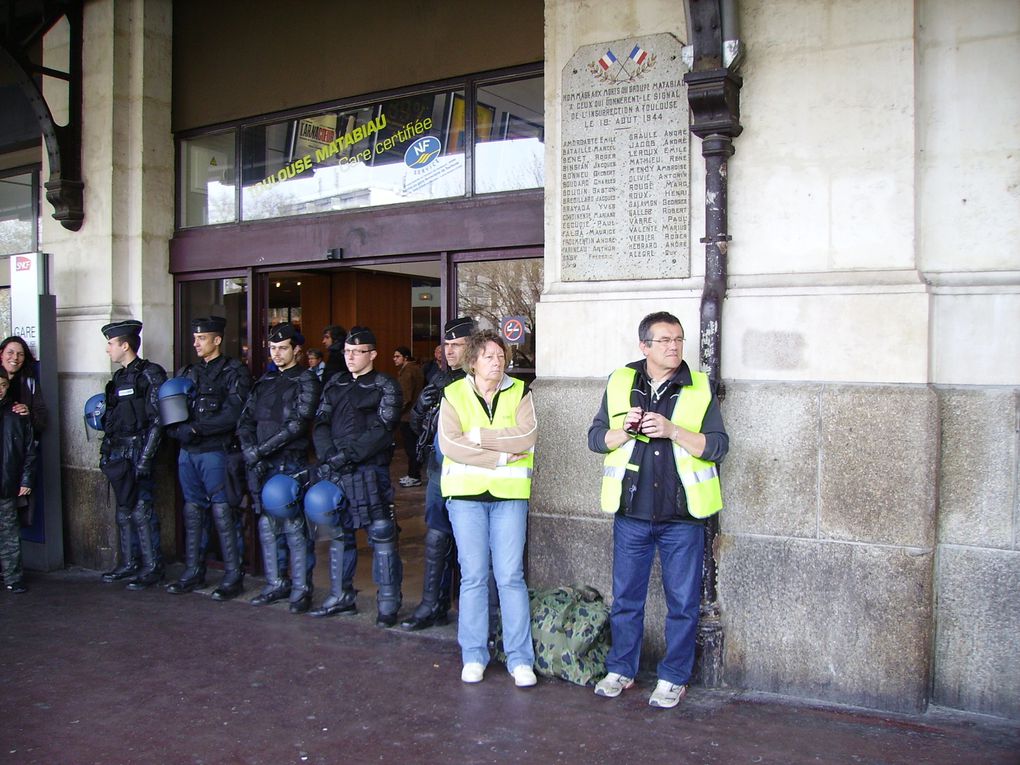 Manifestation du Collectif Union pour la Sauvegarde des Villages devant la gare Matabiau à Toulouse le 20 mars 2010