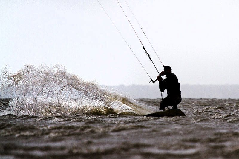 La mer monte, le vent est fort, les fous du kite-surf viennent tracer et prendre des envols au Bétey...