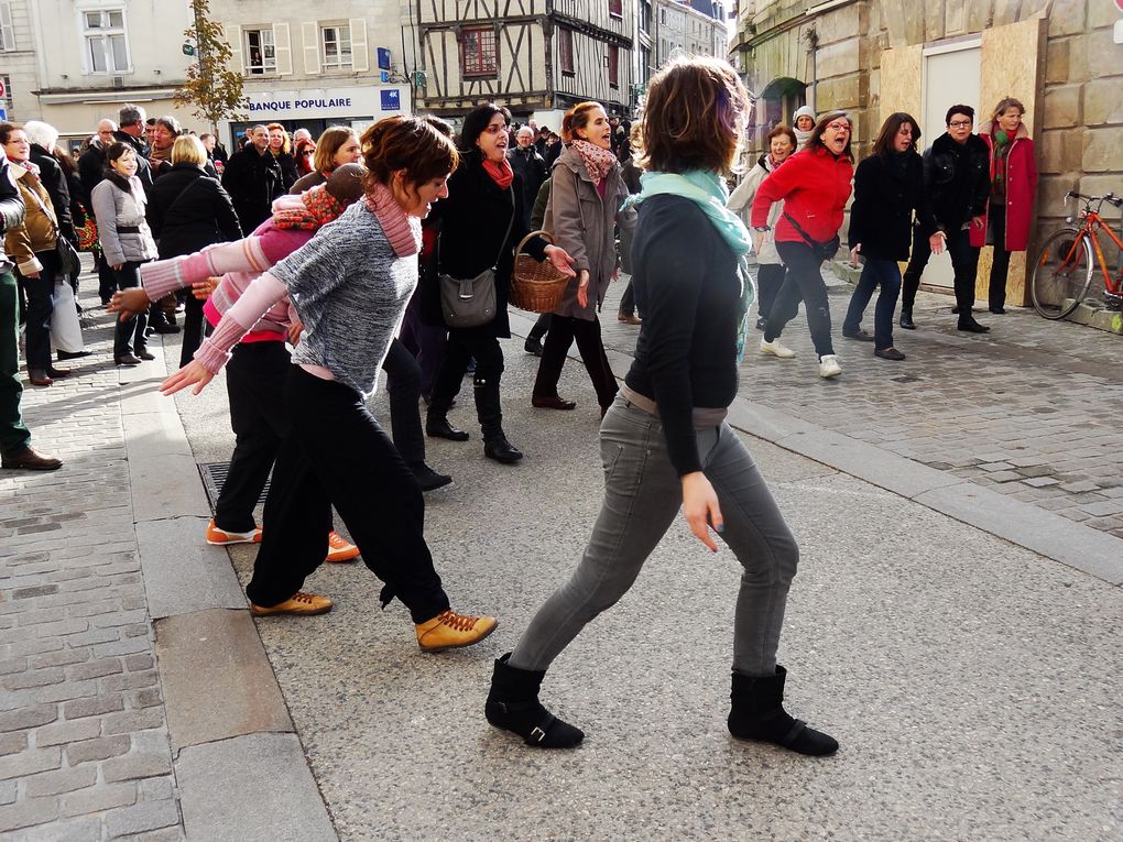 Photos sur le vif de Cathy Barbeau. Prim'A Corps avec BATUCA NIORT!