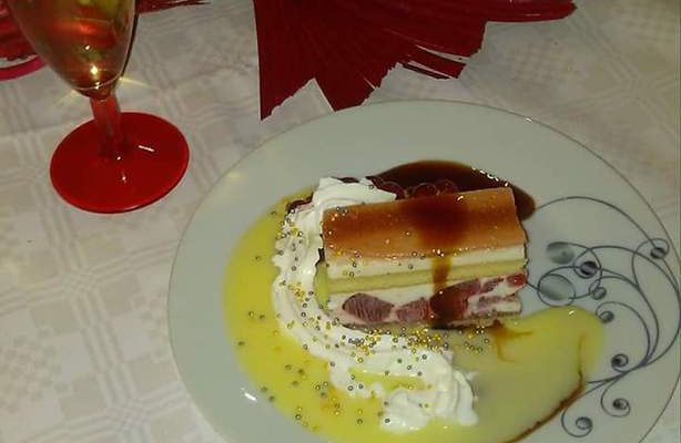 Assiette de génoise au fraise avec un colis de crème anglaise Génoise  aux fraises)