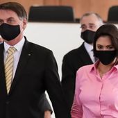 Brésil: Jair Bolsonaro affirme avoir de "la moisissure dans les poumons", sa femme testée positive au Covid-19