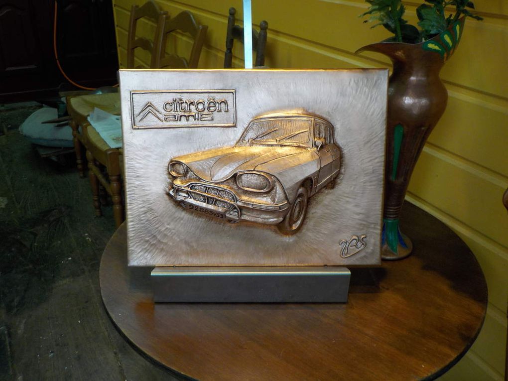 Réalisation d'un tableau en cuivre repoussé représentant une voiture "Ami 6" pour un passionné de vieilles voitures.