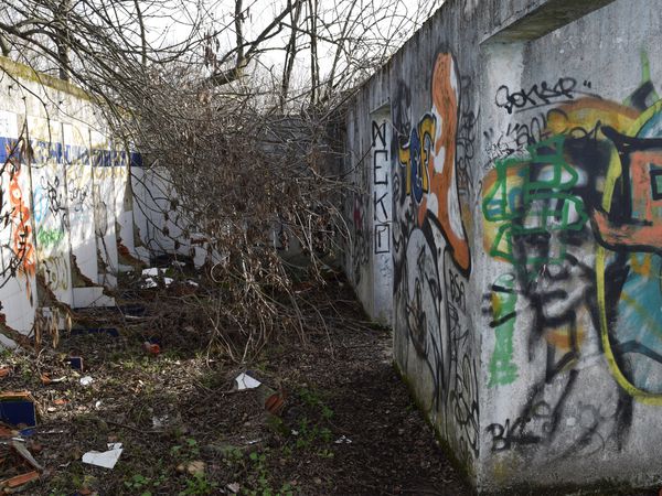 ...impossible aujourd'hui à différencier, ici ce sont les recycleurs de métaux en tout genre qui sont venus, aprés nos artistes peintres, faire le ménage.