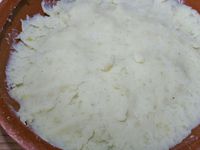 1 - Mettre les pommes de terre à cuire dans une casserole d'eau salée. Pendant le temps de cuisson, préparer tous vos ingrédients. Peler et tailler l'oignon, peler, dégermer et presser l'ail. Couper la tomate épépinée et les olives en petits dés. Couper les blancs de poulet en petits morceaux. Peler les pommes de terre cuites et bien les écraser immédiatement en purée lisse, assaisonner de poivre et sel et réserver.