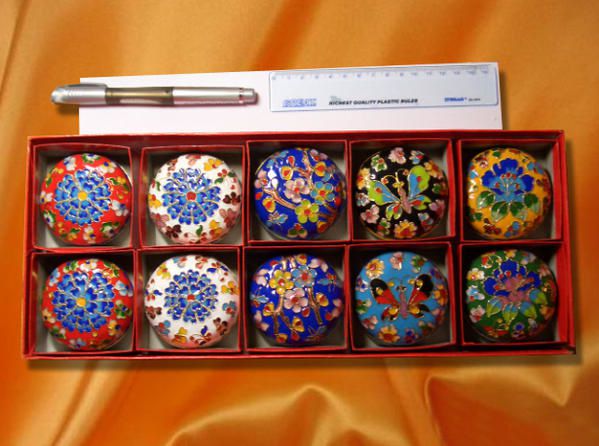 Ces produits sont réalisés en cloisonné, c’est à dire en métal et émail, art ancestral chinois.  Vous pouvez commander par E-mail: grossite_chinois@hotmail.com
Ou vous les achetez directement sur notre boutique E-bay: http://stores.ebay.fr/V