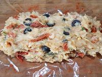 3 - Couper une feuille de film alimentaire, l'étaler sur un plan de travail, saupoudrer d'un mélange de paprika doux et pimenton piquant. Placer la préparation à base de poulet en forme de boudin sur le film alimentaire. Enrouler le film autour pour former un boudin bien serré. Enrouler dans plusieurs couches de film étirable pour garantir une bonne étanchéité. Bien fermer les côtés avec des liens alimentaires en silicone ou de la ficelle. Mettre à cuire dans une casserole d'eau à frémissement pendant 40 à 45 mn. Une fois le temps écoulé, égoutter le boudin sans ôter le film étirable, laisser refroidir et placer au réfrigérateur pour une nuit. Sortir du frais, retirer le film étirable.