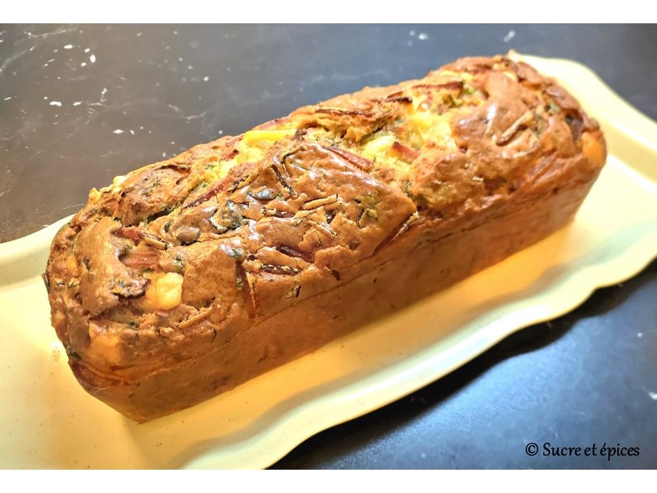 Cake salé aux jambon, fromage et champignons - Recette en vidéo