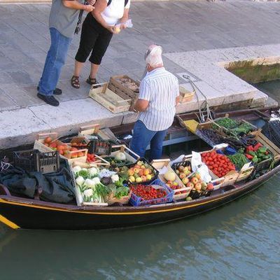 Marché flottant à Murano, Venise.
