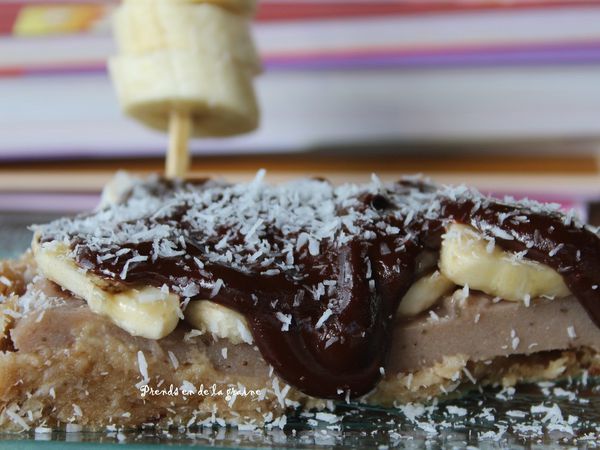 Cette tarte est réalisée avec une pâte sans cuisson à étaler avec les doigts, un flan de bananes, des bananes crues et du chocolat fondu nappé au moment de servir... Une tarte presque crue végane, originale qui ravira plus d'un gourmand et gourmande ...