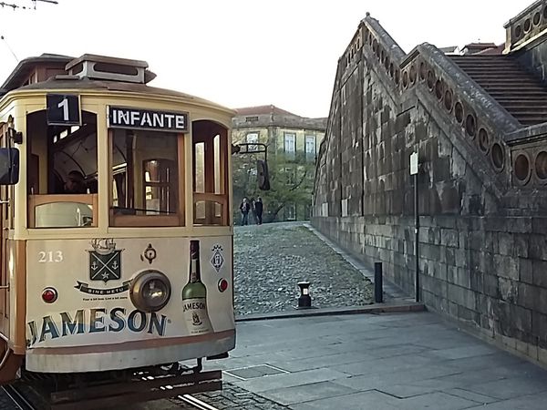Le vieux tramway à son terminus, au pied de l'Eglise de Sao Francisco
