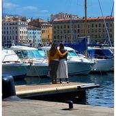 Marseille, Vieux Port : La tendresse au bout des doigts, Tenderness at your fingertips - La vie, ce n'est pas homo ou hétéro, Life is not gay or straight ❤️🌈 #StraightsMustEngage #LesHétérosDoiventS'Engager (24/06/2020)