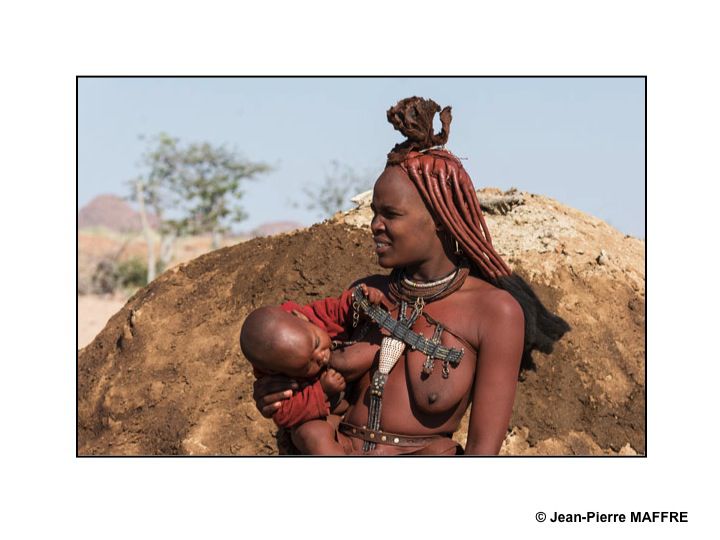 Présents en Afrique australe, les Himbas sont principalement établis au nord de la Namibie dans le désert côtier du Kaokoveld.