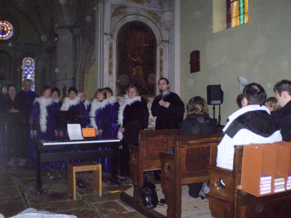 Eglise d'Athée, le Dimanche 12 Décembre. Un concert, des choristes, un chef de choeur : la joie de partager nos chansons. Pour finir cet après-midi un chocolat chaud nous attendais