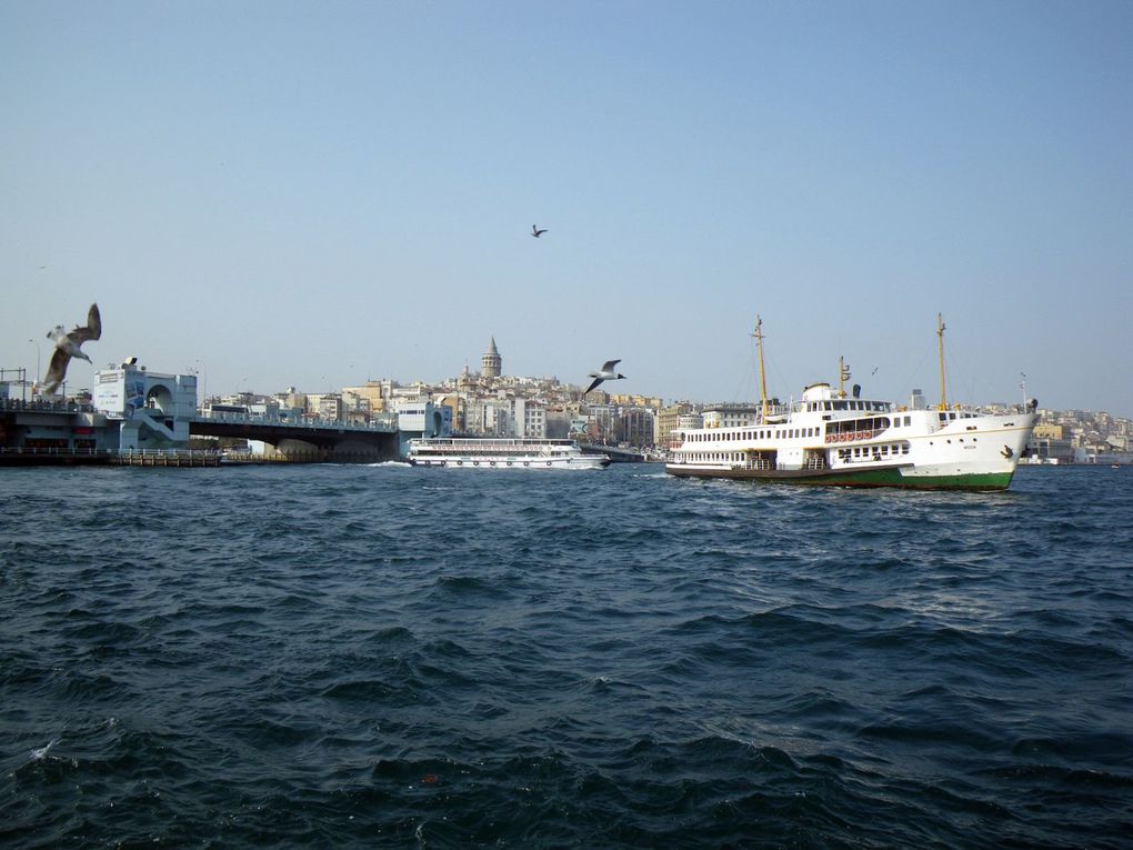 Et avant de quitter la Turquie, le clou du pestacle... Istanbul !!! Encore plus que les monuments, on a adoré l'ambiance. Ca grouille de vie, dans les rues commerçantes bondées autour du marché aux Epices, sur le pont de Galata, dans le quartier étudiant de Beyoglu... et en mer !!!                               Bref, c'est décidé, on y retournera !!!