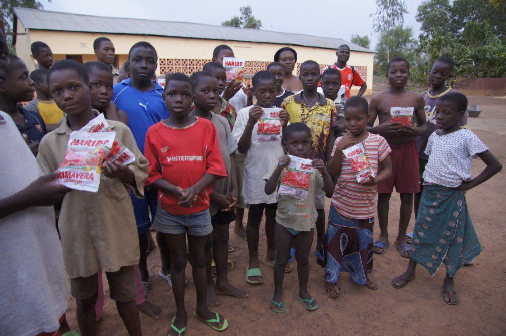 Distribution des bonbons du conteneur reçu en 2011 grâce aux efforts de Franziska et Leo Strauch d'Allemagne. Le nom de photo indique en même temps le lieu de la paroisse. C'est juste quelques exemples, car tous les diocèses du Togo et quelques p