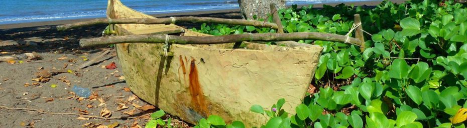 Pirogues traditionnelles à balancier du lagon de Mayotte (Océan Indien)