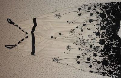 Robe promod blanche à fleurs noir