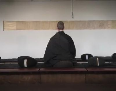 Pratique du Zen dans un temple bouddhiste