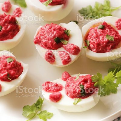 Oeufs durs farcis à la betterave 