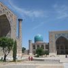 Plongeon dans le monde bleute du "Registan" avant de payer une visite aux mausolees de "Shakhi Zinda".