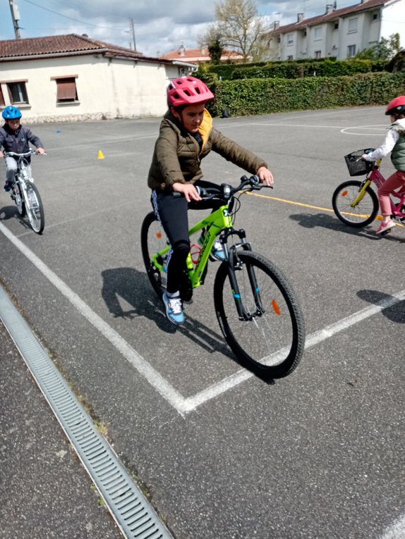 Quelques photos de nos entraînements vélos au stade avant nos exploits sur le bord du canal !