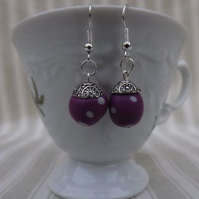  Boucles d'oreilles violette pois blanc en fimo 