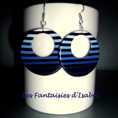 Et encore des p'tites rayures bleues, version boucles d'oreilles...