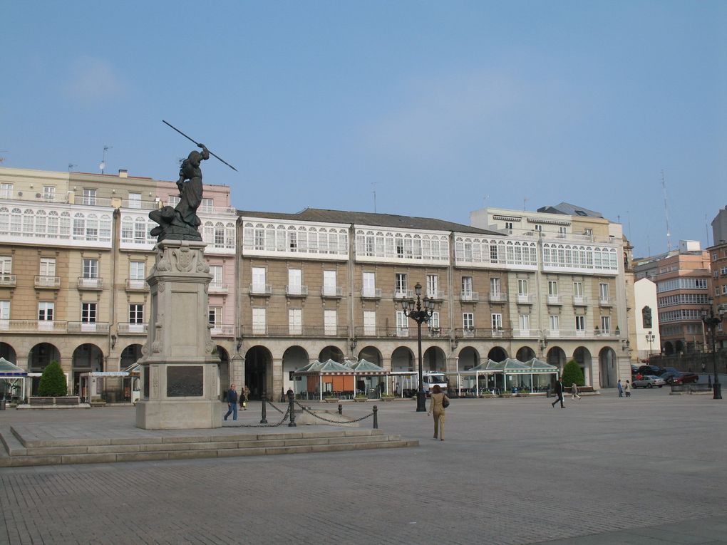 Une statue de Maria Pita trône au centre de la place Mayor en face de la mairie de La Corogne.