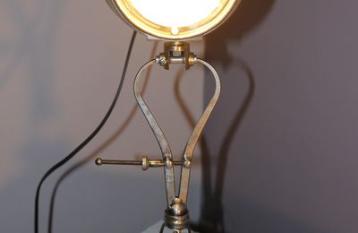 Lampe créé avec un outil de mesure d'autrefois