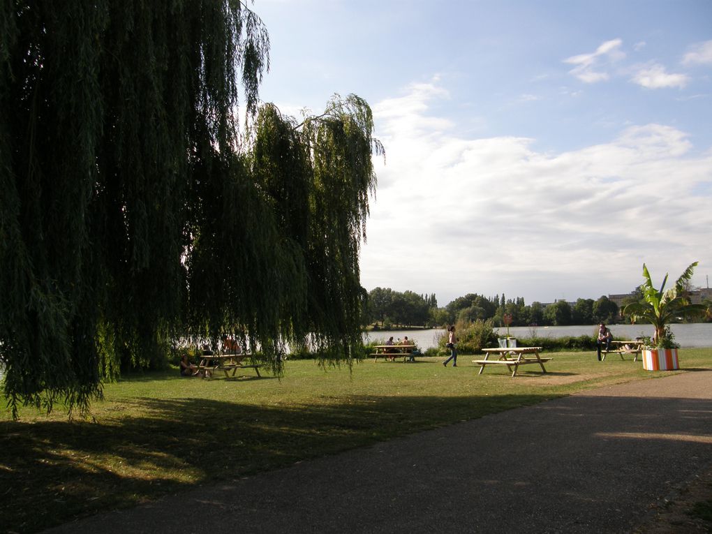 Une plage à la ville dans un cadre verdoyant. C'est Metz Plage